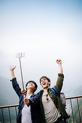 포토 JPG 주간 서양인 외국인 남자 여행 서기 들기 상반신 20대 성인 야외 두명 앞모습 파이팅 주먹 우정 한국인 즐거움 춘천 셀카봉 가교 성인남자만 의암호 브로맨스 국내포토 자연요소 건축물 감정 호수 뷰포인트 관계 모션 사람 동양인 인종 청년 친구 강원도 남자만 성인만 파일형식