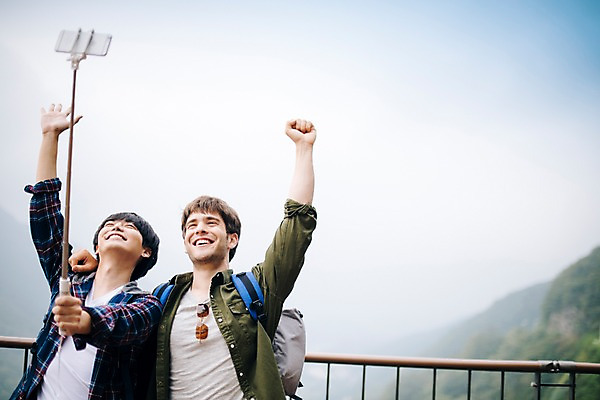 포토 JPG 주간 서양인 외국인 남자 여행 서기 들기 상반신 20대 성인 야외 두명 앞모습 파이팅 주먹 우정 한국인 즐거움 춘천 셀카봉 가교 성인남자만 의암호 브로맨스 국내포토 자연요소 건축물 감정 호수 뷰포인트 관계 모션 사람 동양인 인종 청년 친구 강원도 남자만 성인만 파일형식