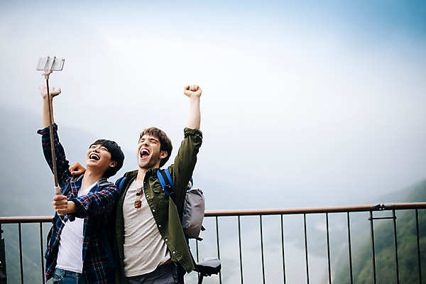 포토 JPG 주간 서양인 외국인 남자 여행 서기 들기 상반신 20대 성인 야외 두명 앞모습 파이팅 주먹 우정 한국인 즐거움 춘천 셀카봉 가교 성인남자만 의암호 브로맨스 국내포토 자연요소 건축물 감정 호수 뷰포인트 관계 모션 사람 동양인 인종 청년 친구 강원도 남자만 성인만 파일형식