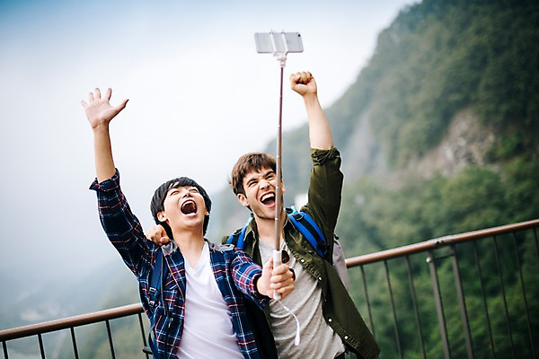 포토 JPG 주간 서양인 외국인 남자 여행 서기 들기 상반신 20대 성인 야외 두명 앞모습 파이팅 주먹 우정 한국인 즐거움 춘천 셀카봉 가교 성인남자만 의암호 브로맨스 국내포토 자연요소 건축물 감정 호수 뷰포인트 관계 모션 사람 동양인 인종 청년 친구 강원도 남자만 성인만 파일형식