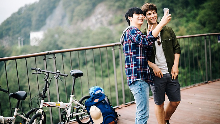 포토 JPG 주간 서양인 외국인 남자 여행 서기 미소 들기 상반신 20대 성인 야외 두명 앞모습 스마트폰 자전거 우정 한국인 셀프카메라 즐거움 브이 춘천 가교 성인남자만 의암호 브로맨스 국내포토 자연요소 건축물 감정 호수 뷰포인트 관계 모션 표정 사람 동양인 인종 손짓 청년 친구 핸드폰 스마트기기 바이크 사진촬영 강원도 남자만 성인만 파일형식