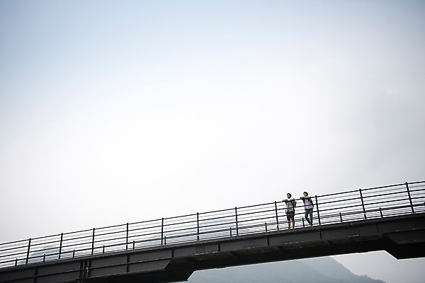 포토 JPG 주간 전신 서양인 외국인 남자 여행 서기 풍경 20대 성인 야외 두명 앞모습 친구 우정 한국인 즐거움 춘천 가교 성인남자만 의암호 브로맨스 국내포토 자연요소 건축물 감정 호수 뷰포인트 관계 모션 사람 동양인 인종 청년 강원도 남자만 성인만 파일형식