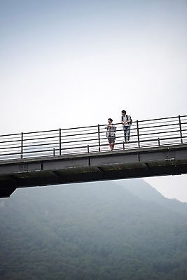 포토 JPG 주간 전신 서양인 외국인 남자 여행 서기 풍경 20대 성인 야외 두명 앞모습 친구 우정 한국인 즐거움 춘천 가교 성인남자만 의암호 브로맨스 국내포토 자연요소 건축물 감정 호수 뷰포인트 관계 모션 사람 동양인 인종 청년 강원도 남자만 성인만 파일형식
