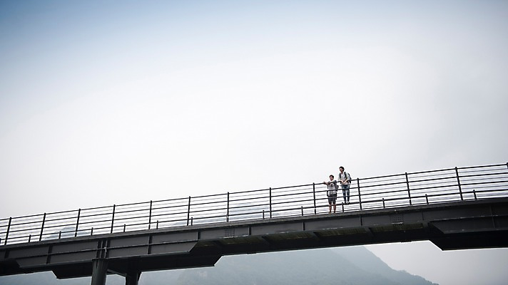 포토 JPG 주간 전신 서양인 외국인 남자 여행 서기 풍경 20대 성인 야외 두명 앞모습 친구 우정 한국인 즐거움 춘천 가교 성인남자만 의암호 브로맨스 국내포토 자연요소 건축물 감정 호수 뷰포인트 관계 모션 사람 동양인 인종 청년 강원도 남자만 성인만 파일형식