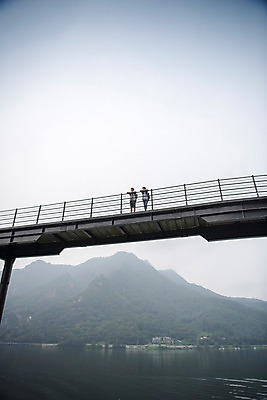 포토 JPG 주간 전신 서양인 외국인 남자 여행 서기 풍경 20대 성인 야외 두명 앞모습 친구 우정 한국인 즐거움 춘천 가교 성인남자만 의암호 브로맨스 국내포토 자연요소 건축물 감정 호수 뷰포인트 관계 모션 사람 동양인 인종 청년 강원도 남자만 성인만 파일형식