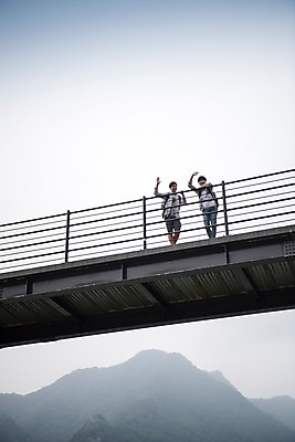 포토 JPG 주간 전신 서양인 외국인 남자 여행 서기 풍경 20대 성인 야외 두명 앞모습 친구 우정 한국인 즐거움 춘천 가교 성인남자만 의암호 브로맨스 국내포토 자연요소 건축물 감정 호수 뷰포인트 관계 모션 사람 동양인 인종 청년 강원도 남자만 성인만 파일형식