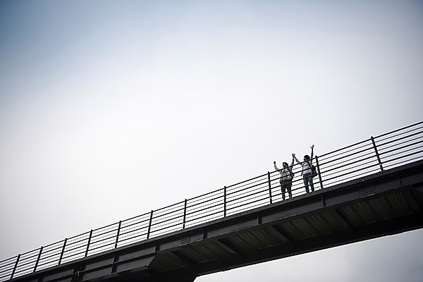 포토 JPG 주간 전신 서양인 외국인 남자 여행 서기 풍경 20대 성인 야외 두명 앞모습 친구 우정 만세 한국인 즐거움 춘천 가교 성인남자만 의암호 브로맨스 국내포토 자연요소 건축물 감정 호수 뷰포인트 관계 모션 사람 동양인 인종 청년 강원도 남자만 성인만 파일형식