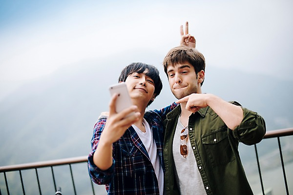 포토 JPG 주간 서양인 외국인 남자 여행 포즈 서기 상반신 20대 성인 야외 두명 앞모습 친구 스마트폰 우정 한국인 셀프카메라 즐거움 브이 춘천 가교 성인남자만 브로맨스 국내포토 자연요소 건축물 감정 뷰포인트 관계 모션 사람 동양인 인종 손짓 청년 핸드폰 스마트기기 사진촬영 강원도 남자만 성인만 파일형식
