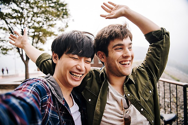 포토 JPG 주간 서양인 외국인 남자 여행 포즈 서기 상반신 20대 성인 야외 두명 앞모습 친구 우정 한국인 셀프카메라 즐거움 춘천 성인남자만 브로맨스 국내포토 자연요소 감정 뷰포인트 관계 모션 사람 동양인 인종 청년 사진촬영 강원도 남자만 성인만 파일형식