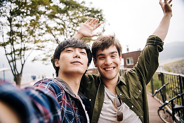 포토 JPG 주간 서양인 외국인 남자 여행 포즈 서기 상반신 20대 성인 야외 두명 앞모습 친구 우정 한국인 셀프카메라 즐거움 춘천 성인남자만 브로맨스 국내포토 자연요소 감정 뷰포인트 관계 모션 사람 동양인 인종 청년 사진촬영 강원도 남자만 성인만 파일형식