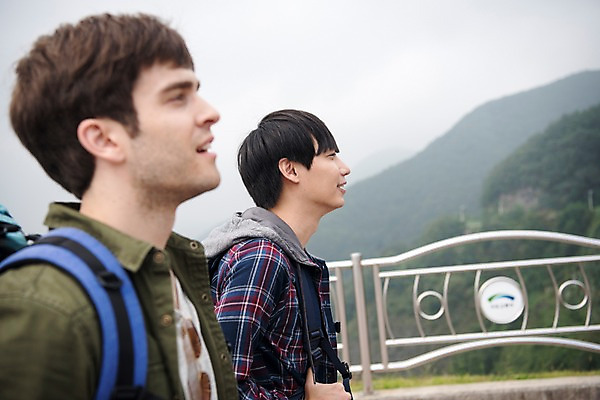 포토 JPG 주간 서양인 외국인 남자 여행 상반신 20대 성인 야외 두명 옆모습 친구 걷기 우정 한국인 즐거움 춘천 성인남자만 브로맨스 국내포토 자연요소 감정 뷰포인트 관계 모션 사람 동양인 인종 청년 강원도 남자만 성인만 파일형식