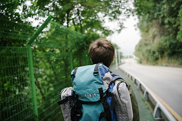 포토 JPG 주간 서양인 외국인 남자 여행 배낭 한명 상반신 20대 성인 야외 뒷모습 걷기 즐거움 춘천 성인남자한명만 국내포토 자연요소 1 감정 뷰포인트 가방 모션 사람 인종 청년 강원도 남자한명만 성인남자만 파일형식