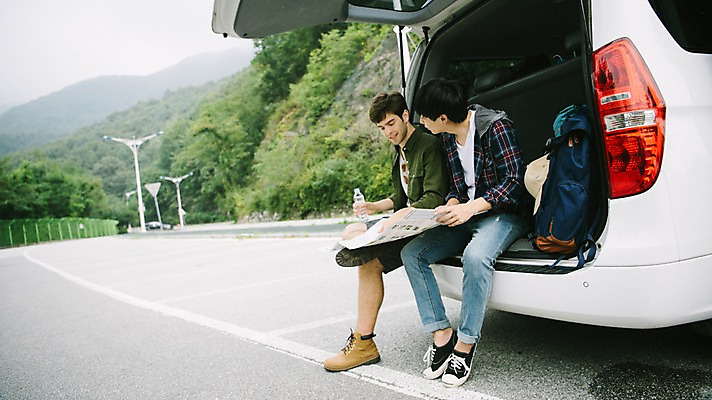 포토 JPG 주간 전신 서양인 외국인 남자 여행 지도 자동차 휴식 앉기 20대 성인 야외 두명 옆모습 친구 우정 한국인 즐거움 춘천 자동차트렁크 성인남자만 브로맨스 국내포토 자연요소 감정 육상교통 뷰포인트 컨셉 관계 모션 사람 동양인 인종 청년 강원도 남자만 성인만 파일형식