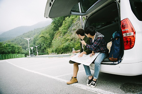 포토 JPG 주간 전신 서양인 외국인 남자 여행 지도 자동차 휴식 앉기 20대 성인 야외 두명 옆모습 친구 우정 한국인 즐거움 춘천 자동차트렁크 성인남자만 브로맨스 국내포토 자연요소 감정 육상교통 뷰포인트 컨셉 관계 모션 사람 동양인 인종 청년 강원도 남자만 성인만 파일형식