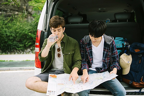 포토 JPG 주간 서양인 외국인 남자 여행 지도 자동차 휴식 앉기 상반신 20대 성인 야외 두명 앞모습 친구 우정 한국인 즐거움 춘천 자동차트렁크 성인남자만 브로맨스 국내포토 자연요소 감정 육상교통 뷰포인트 컨셉 관계 모션 사람 동양인 인종 청년 강원도 남자만 성인만 파일형식