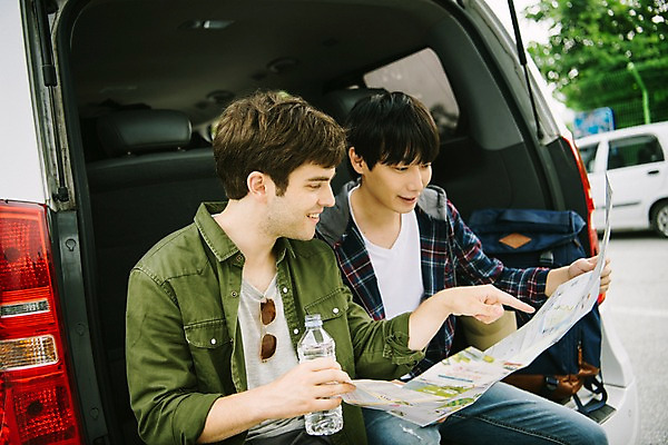 포토 JPG 주간 서양인 외국인 남자 여행 지도 자동차 휴식 앉기 상반신 20대 성인 야외 두명 앞모습 친구 우정 한국인 즐거움 춘천 자동차트렁크 성인남자만 브로맨스 국내포토 자연요소 감정 육상교통 뷰포인트 컨셉 관계 모션 사람 동양인 인종 청년 강원도 남자만 성인만 파일형식