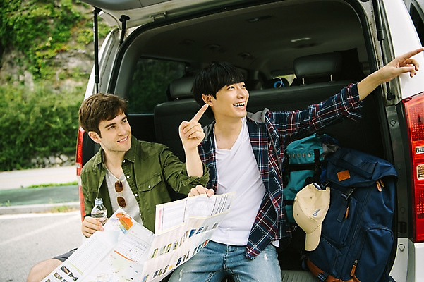 포토 JPG 주간 서양인 외국인 남자 여행 지도 자동차 휴식 앉기 상반신 20대 성인 야외 두명 앞모습 친구 우정 한국인 즐거움 춘천 자동차트렁크 성인남자만 브로맨스 국내포토 자연요소 감정 육상교통 뷰포인트 컨셉 관계 모션 사람 동양인 인종 청년 강원도 남자만 성인만 파일형식