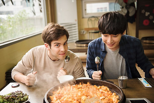 포토 JPG 서양인 외국인 남자 여행 실내 앉기 상반신 20대 성인 두명 앞모습 식당 숟가락 우정 한국인 춘천 닭갈비 춘천닭갈비 성인남자만 브로맨스 국내포토 뷰포인트 관계 모션 수저 사람 동양인 인종 청년 내부 친구 상점 닭고기 강원도 닭고기요리 남자만 성인만 파일형식