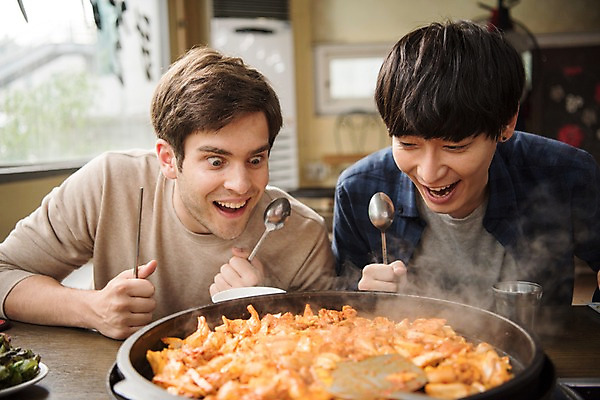 포토 JPG 서양인 외국인 남자 여행 실내 앉기 상반신 20대 성인 두명 앞모습 식당 숟가락 우정 한국인 춘천 닭갈비 춘천닭갈비 성인남자만 브로맨스 국내포토 뷰포인트 관계 모션 수저 사람 동양인 인종 청년 내부 친구 상점 닭고기 강원도 닭고기요리 남자만 성인만 파일형식