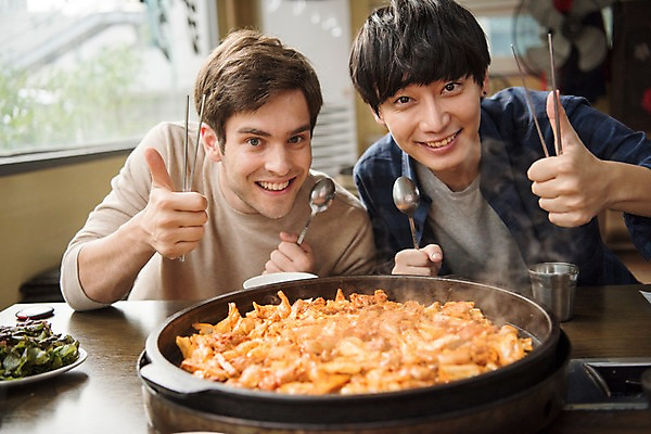 포토 JPG 서양인 외국인 남자 여행 실내 앉기 상반신 20대 성인 두명 앞모습 식당 숟가락 우정 한국인 최고 춘천 닭갈비 춘천닭갈비 성인남자만 브로맨스 국내포토 뷰포인트 관계 모션 수저 사람 동양인 인종 청년 내부 친구 상점 닭고기 강원도 닭고기요리 남자만 성인만 파일형식