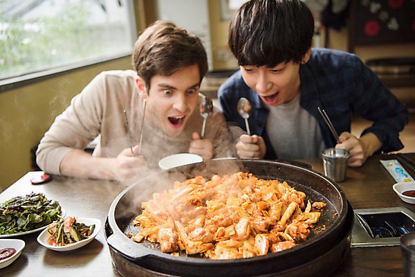 포토 JPG 서양인 외국인 남자 여행 실내 앉기 상반신 20대 성인 두명 앞모습 식당 숟가락 우정 한국인 춘천 닭갈비 춘천닭갈비 성인남자만 브로맨스 국내포토 뷰포인트 관계 모션 수저 사람 동양인 인종 청년 내부 친구 상점 닭고기 강원도 닭고기요리 남자만 성인만 파일형식