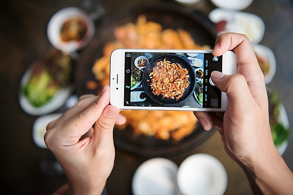 포토 JPG 손 여행 실내 한명 들기 신체부위 스마트폰 식당 사진촬영 한국인 즐거움 춘천 닭갈비 춘천닭갈비 국내포토 1 감정 모션 사람 동양인 내부 핸드폰 스마트기기 상점 촬영 닭고기 강원도 닭고기요리 파일형식