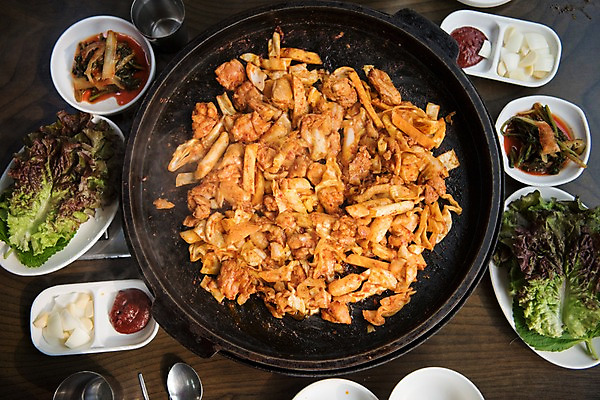 포토 JPG 한식 음식 실내 사람없음 하이앵글 식당 상추 닭갈비 쌈채소 춘천닭갈비 국내포토 뷰포인트 채소 내부 상점 닭고기 닭고기요리 파일형식