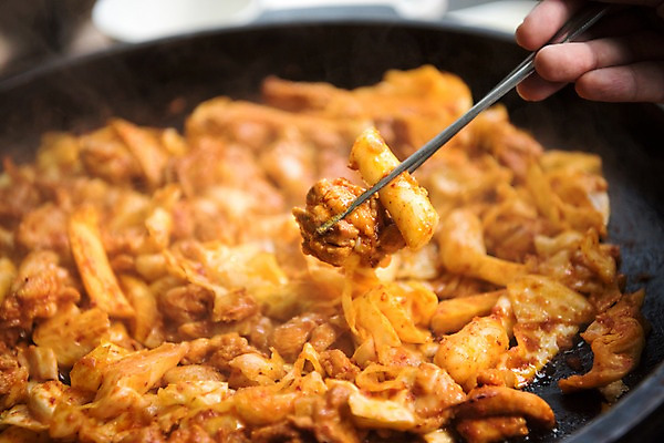 포토 JPG 손 여행 젓가락 실내 한명 들기 신체부위 식당 즐거움 춘천 닭갈비 춘천닭갈비 국내포토 1 감정 모션 수저 사람 내부 상점 닭고기 강원도 닭고기요리 파일형식