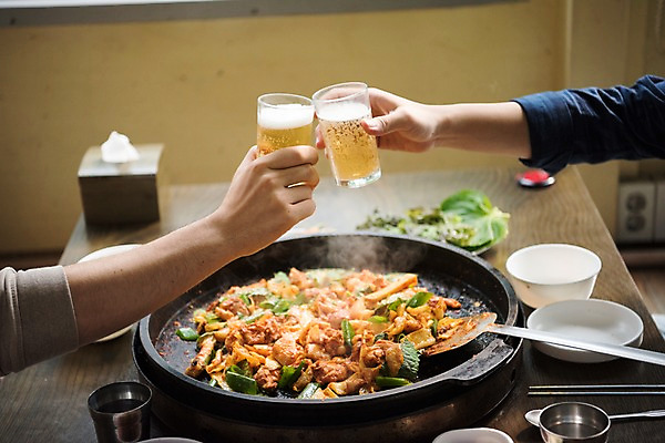 포토 JPG 손 남자 여행 맥주 실내 들기 앉기 성인 두명 신체부위 식당 우정 춘천 닭갈비 춘천닭갈비 성인남자만 브로맨스 국내포토 관계 모션 주류 사람 내부 친구 상점 닭고기 강원도 닭고기요리 남자만 성인만 파일형식