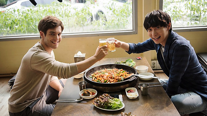 포토 JPG 서양인 외국인 남자 여행 맥주 실내 미소 들기 앉기 상반신 20대 성인 두명 옆모습 식당 우정 한국인 건배 춘천 닭갈비 춘천닭갈비 성인남자만 브로맨스 국내포토 뷰포인트 관계 모션 주류 표정 사람 동양인 인종 청년 내부 친구 상점 닭고기 강원도 닭고기요리 남자만 성인만 파일형식