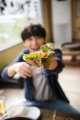 포토 JPG 남자 여행 실내 한명 앉기 상반신 20대 성인 앞모습 아웃포커스 식당 한국인 즐거움 주기 쌈 춘천 닭갈비 춘천닭갈비 성인남자한명만 국내포토 1 감정 뷰포인트 모션 촬영기법 사람 동양인 청년 내부 상점 닭고기 강원도 닭고기요리 남자한명만 성인남자만 파일형식