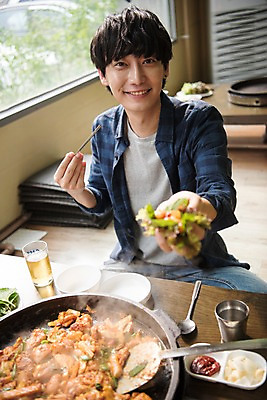 포토 JPG 남자 여행 실내 한명 미소 들기 앉기 상반신 20대 성인 앞모습 식당 한국인 즐거움 쌈 춘천 닭갈비 춘천닭갈비 성인남자한명만 국내포토 1 감정 뷰포인트 모션 표정 사람 동양인 청년 내부 상점 닭고기 강원도 닭고기요리 남자한명만 성인남자만 파일형식