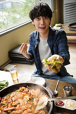 포토 JPG 남자 여행 실내 한명 미소 들기 앉기 상반신 20대 성인 앞모습 식당 한국인 즐거움 쌈 춘천 닭갈비 춘천닭갈비 성인남자한명만 국내포토 1 감정 뷰포인트 모션 표정 사람 동양인 청년 내부 상점 닭고기 강원도 닭고기요리 남자한명만 성인남자만 파일형식