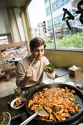 포토 JPG 서양인 외국인 남자 여행 실내 한명 앉기 상반신 20대 성인 앞모습 식당 즐거움 쌈 춘천 닭갈비 춘천닭갈비 성인남자한명만 국내포토 1 감정 뷰포인트 모션 사람 인종 청년 내부 상점 닭고기 강원도 닭고기요리 남자한명만 성인남자만 파일형식