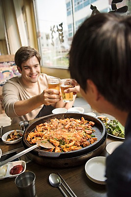 포토 JPG 서양인 외국인 남자 여행 맥주 실내 앉기 상반신 20대 성인 두명 앞모습 뒷모습 마주보기 식당 우정 한국인 건배 춘천 닭갈비 춘천닭갈비 성인남자만 브로맨스 국내포토 뷰포인트 관계 모션 주류 사람 동양인 인종 청년 내부 친구 상점 닭고기 강원도 닭고기요리 남자만 성인만 파일형식