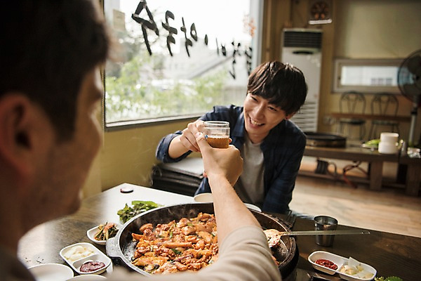 포토 JPG 서양인 외국인 남자 여행 맥주 실내 들기 앉기 상반신 20대 성인 두명 앞모습 뒷모습 식당 우정 한국인 건배 춘천 닭갈비 춘천닭갈비 성인남자만 브로맨스 국내포토 뷰포인트 관계 모션 주류 사람 동양인 인종 청년 내부 친구 상점 닭고기 강원도 닭고기요리 남자만 성인만 파일형식