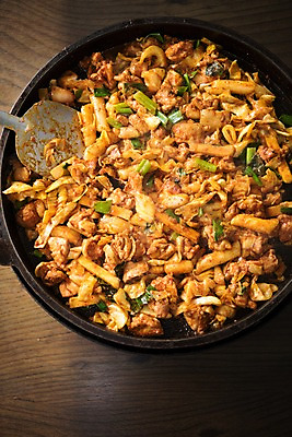 포토 JPG 한식 음식 실내 사람없음 하이앵글 식당 주걱 닭갈비 춘천닭갈비 국내포토 뷰포인트 주방용품 내부 상점 닭고기 닭고기요리 파일형식