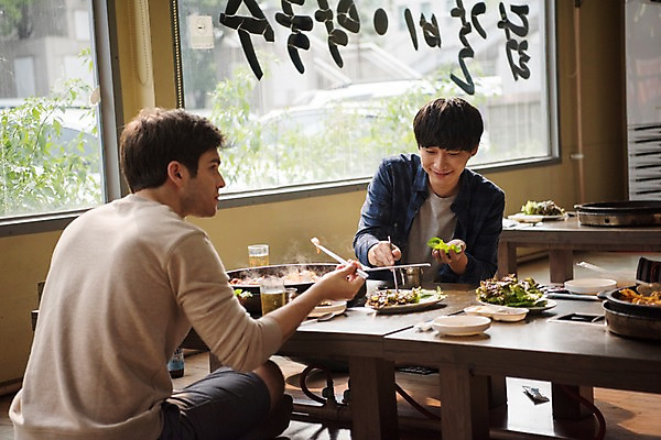 포토 JPG 서양인 외국인 남자 여행 실내 앉기 상반신 20대 성인 두명 앞모습 뒷모습 식당 식사 우정 한국인 춘천 닭갈비 춘천닭갈비 성인남자만 브로맨스 국내포토 뷰포인트 관계 모션 사람 동양인 인종 청년 내부 친구 상점 닭고기 강원도 닭고기요리 남자만 성인만 파일형식