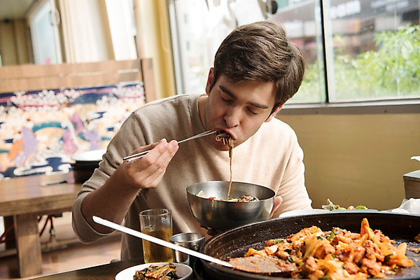 포토 JPG 서양인 외국인 남자 여행 실내 한명 앉기 상반신 20대 성인 앞모습 식당 즐거움 냉면 춘천 닭갈비 춘천닭갈비 성인남자한명만 제철음식 국내포토 1 감정 한식 음식 뷰포인트 모션 여름음식 사람 인종 청년 내부 상점 닭고기 강원도 닭고기요리 제철 남자한명만 성인남자만 파일형식