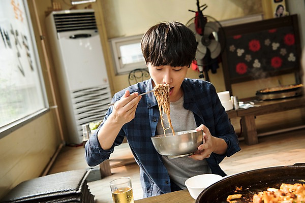 포토 JPG 남자 여행 실내 한명 미소 앉기 상반신 20대 성인 앞모습 식당 식사 한국인 즐거움 냉면 춘천 닭갈비 춘천닭갈비 성인남자한명만 혼족 제철음식 국내포토 1 감정 한식 음식 뷰포인트 모션 여름음식 표정 사람 동양인 청년 내부 상점 닭고기 강원도 닭고기요리 제철 싱글라이프 남자한명만 성인남자만 파일형식