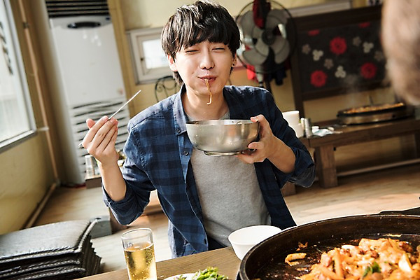 포토 JPG 남자 여행 실내 한명 미소 앉기 상반신 20대 성인 앞모습 식당 식사 한국인 즐거움 냉면 춘천 닭갈비 춘천닭갈비 성인남자한명만 혼족 제철음식 국내포토 1 감정 한식 음식 뷰포인트 모션 여름음식 표정 사람 동양인 청년 내부 상점 닭고기 강원도 닭고기요리 제철 싱글라이프 남자한명만 성인남자만 파일형식