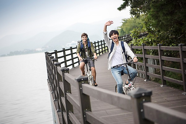 포토 JPG 주간 전신 서양인 외국인 나무 남자 여행 20대 성인 야외 두명 앞모습 자전거 우정 한국인 승차 즐거움 춘천 가교 성인남자만 브로맨스 국내포토 자연요소 식물 건축물 감정 뷰포인트 관계 모션 사람 동양인 인종 청년 친구 바이크 강원도 남자만 성인만 파일형식