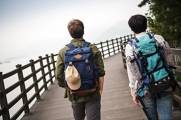 포토 JPG 주간 서양인 외국인 남자 여행 상반신 20대 성인 야외 두명 뒷모습 친구 걷기 우정 한국인 즐거움 춘천 성인남자만 브로맨스 국내포토 자연요소 감정 뷰포인트 관계 모션 사람 동양인 인종 청년 강원도 남자만 성인만 파일형식