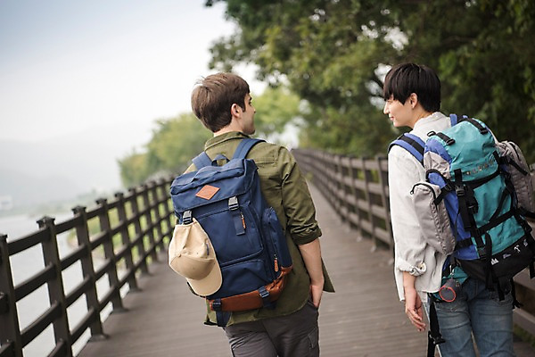포토 JPG 주간 서양인 외국인 남자 여행 상반신 20대 성인 야외 두명 뒷모습 친구 걷기 우정 한국인 즐거움 춘천 성인남자만 브로맨스 국내포토 자연요소 감정 뷰포인트 관계 모션 사람 동양인 인종 청년 강원도 남자만 성인만 파일형식
