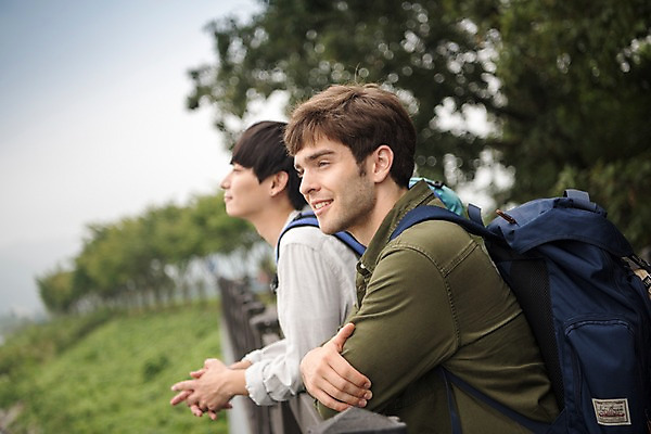 포토 JPG 주간 서양인 외국인 응시 남자 여행 서기 상반신 20대 성인 야외 두명 옆모습 친구 우정 한국인 즐거움 춘천 성인남자만 브로맨스 국내포토 자연요소 시선 감정 뷰포인트 관계 모션 사람 동양인 인종 청년 강원도 남자만 성인만 파일형식