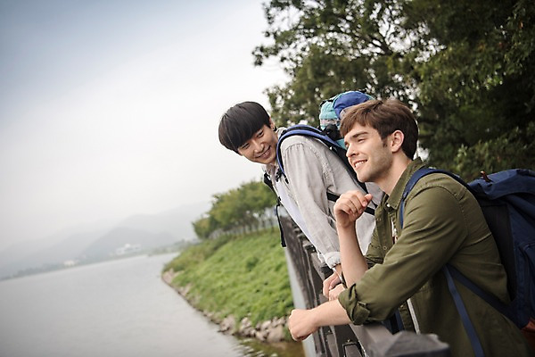 포토 JPG 주간 서양인 외국인 응시 남자 여행 서기 상반신 20대 성인 야외 두명 옆모습 친구 강 우정 한국인 즐거움 춘천 성인남자만 브로맨스 국내포토 자연요소 시선 감정 뷰포인트 관계 모션 사람 동양인 인종 청년 강원도 남자만 성인만 파일형식