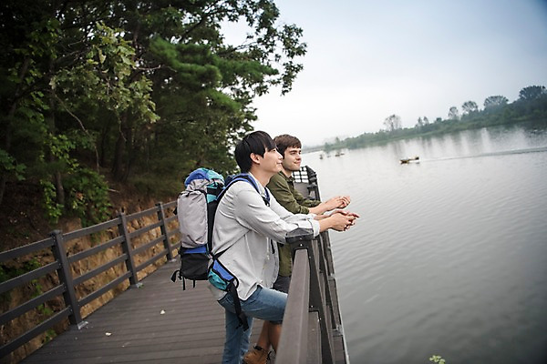 포토 JPG 주간 서양인 외국인 응시 남자 여행 서기 상반신 20대 성인 야외 두명 옆모습 친구 강 우정 한국인 즐거움 춘천 성인남자만 브로맨스 국내포토 자연요소 시선 감정 뷰포인트 관계 모션 사람 동양인 인종 청년 강원도 남자만 성인만 파일형식