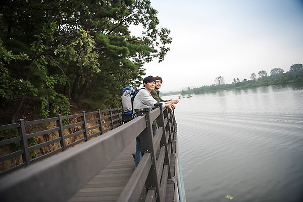 포토 JPG 주간 전신 서양인 외국인 응시 남자 여행 서기 20대 성인 야외 두명 옆모습 친구 강 우정 한국인 즐거움 춘천 성인남자만 브로맨스 국내포토 자연요소 시선 감정 뷰포인트 관계 모션 사람 동양인 인종 청년 강원도 남자만 성인만 파일형식