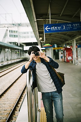 포토 JPG 주간 남자 여행 한명 서기 들기 상반신 20대 성인 야외 앞모습 카메라 사진촬영 한국인 플랫폼 즐거움 기차역 춘천 성인남자한명만 국내포토 자연요소 1 감정 뷰포인트 교통시설 모션 사람 동양인 청년 전자제품 촬영 역 강원도 남자한명만 성인남자만 파일형식