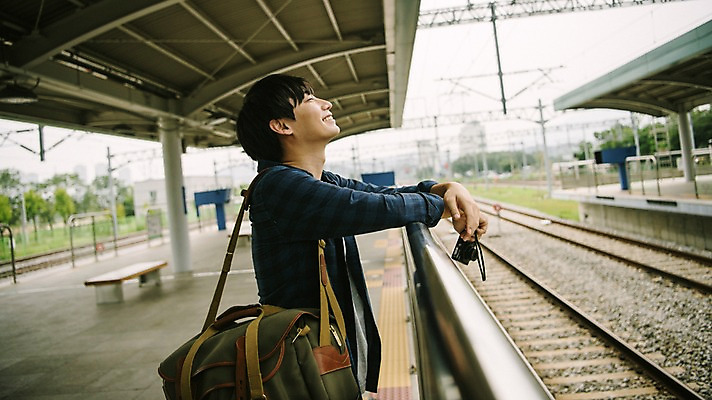 포토 JPG 주간 남자 여행 한명 서기 들기 상반신 20대 성인 야외 옆모습 카메라 한국인 플랫폼 즐거움 기차역 춘천 성인남자한명만 국내포토 자연요소 1 감정 뷰포인트 교통시설 모션 사람 동양인 청년 전자제품 역 강원도 남자한명만 성인남자만 파일형식